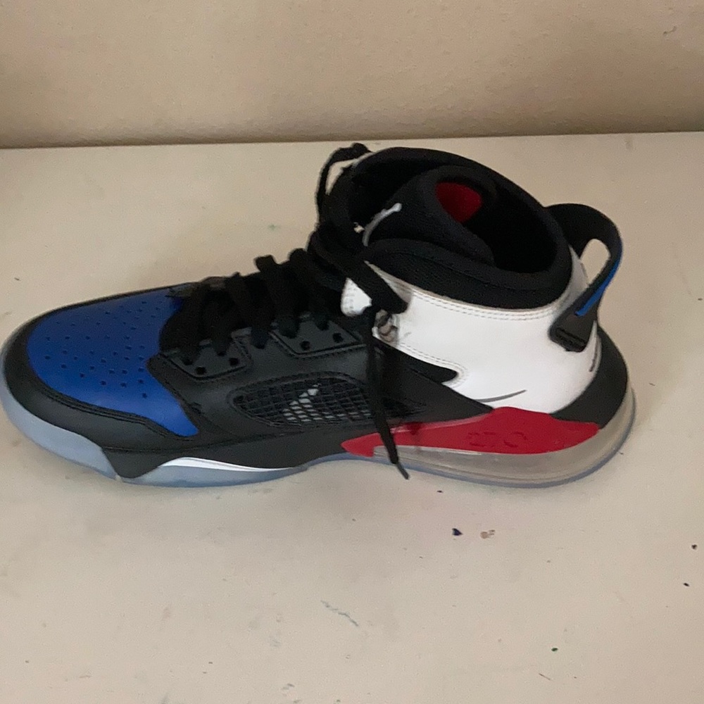 Selling Nike shoes is used and it’s in men 7.5size